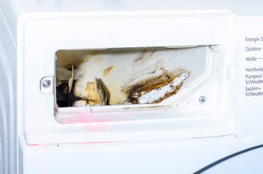 Küflü çamaşır makinesinin deterjan bölmesini kapat