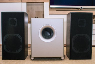 Retro ses hoparlörleri ve vintage iç görünümde subwoofer ön görünümü