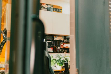 Sinema masası ortamı. Yakın çekim kumaş, bulanık teknoloji arka plan, yaratıcı kullanım için ideal..