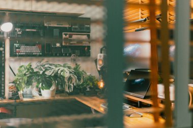 Sinema masası ortamı. Yakın çekim kumaş, bulanık teknoloji arka plan, yaratıcı kullanım için ideal..