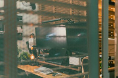 Sinema masası ortamı. Yakın çekim kumaş, bulanık teknoloji arka plan, yaratıcı kullanım için ideal..