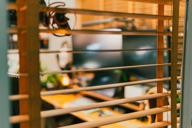 Sinema masası ortamı. Yakın çekim kumaş, bulanık teknoloji arka plan, yaratıcı kullanım için ideal..