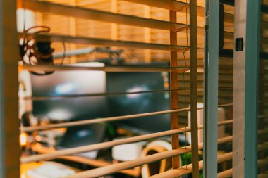 Sinema masası ortamı. Yakın çekim kumaş, bulanık teknoloji arka plan, yaratıcı kullanım için ideal..