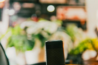 Sinema masası ortamı. Yakın çekim kumaş, bulanık teknoloji arka plan, yaratıcı kullanım için ideal..