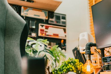 Sinema masası ortamı. Yakın çekim kumaş, bulanık teknoloji arka plan, yaratıcı kullanım için ideal..