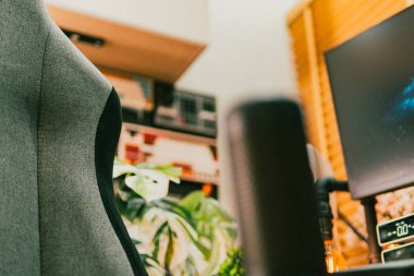 Sinema masası ortamı. Yakın çekim kumaş, bulanık teknoloji arka plan, yaratıcı kullanım için ideal..