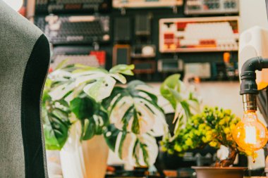 Sinema masası ortamı. Yakın çekim kumaş, bulanık teknoloji arka plan, yaratıcı kullanım için ideal..