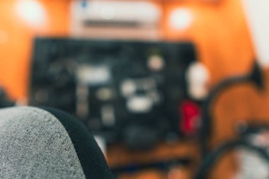 Bulanık elektronik çalışma alanı olan yeşil yaprakların sinematik yakın çekimi.