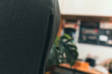 Bulanık elektronik çalışma alanı olan yeşil yaprakların sinematik yakın çekimi.