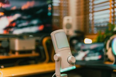 Ortam aydınlatmalı sinematik çalışma alanı, modern teknoloji estetiği ve üretkenlik için yaratıcı bir ruh hali sergiliyor..