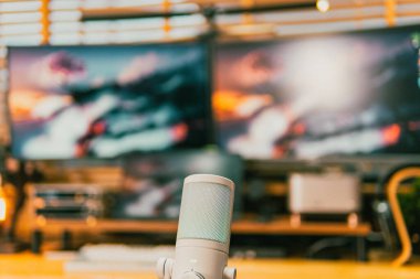 Ortam aydınlatmalı sinematik çalışma alanı, modern teknoloji estetiği ve üretkenlik için yaratıcı bir ruh hali sergiliyor..