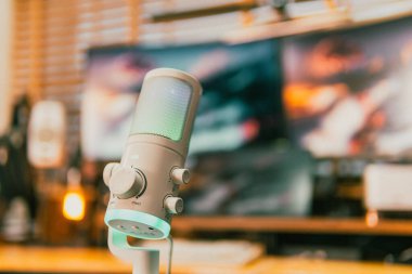 Ortam aydınlatmalı sinematik çalışma alanı, modern teknoloji estetiği ve üretkenlik için yaratıcı bir ruh hali sergiliyor..