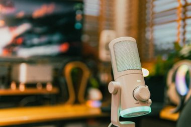 Ortam aydınlatmalı sinematik çalışma alanı, modern teknoloji estetiği ve üretkenlik için yaratıcı bir ruh hali sergiliyor..