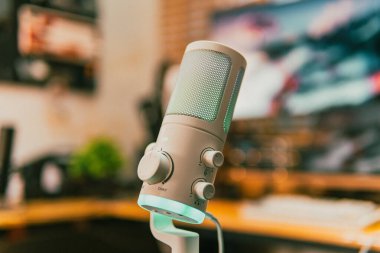 Ortam aydınlatmalı sinematik çalışma alanı, modern teknoloji estetiği ve üretkenlik için yaratıcı bir ruh hali sergiliyor..