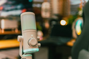 Ortam aydınlatmalı sinematik çalışma alanı, modern teknoloji estetiği ve üretkenlik için yaratıcı bir ruh hali sergiliyor..