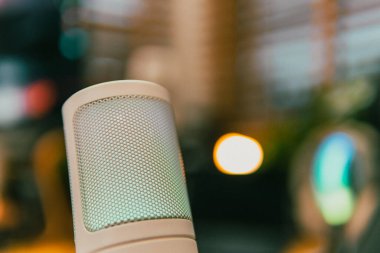 Ortam aydınlatmalı sinematik çalışma alanı, modern teknoloji estetiği ve üretkenlik için yaratıcı bir ruh hali sergiliyor..