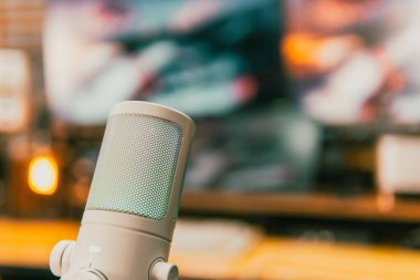 Ortam aydınlatmalı sinematik çalışma alanı, modern teknoloji estetiği ve üretkenlik için yaratıcı bir ruh hali sergiliyor..