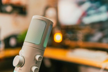 Ortam aydınlatmalı sinematik çalışma alanı, modern teknoloji estetiği ve üretkenlik için yaratıcı bir ruh hali sergiliyor..