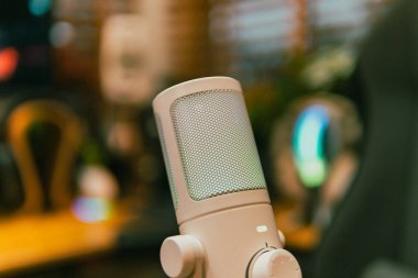 Ortam aydınlatmalı sinematik çalışma alanı, modern teknoloji estetiği ve üretkenlik için yaratıcı bir ruh hali sergiliyor..