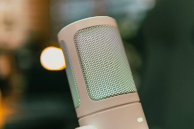 Ortam aydınlatmalı sinematik çalışma alanı, modern teknoloji estetiği ve üretkenlik için yaratıcı bir ruh hali sergiliyor..