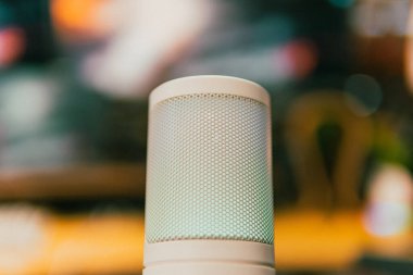 Ortam aydınlatmalı sinematik çalışma alanı, modern teknoloji estetiği ve üretkenlik için yaratıcı bir ruh hali sergiliyor..