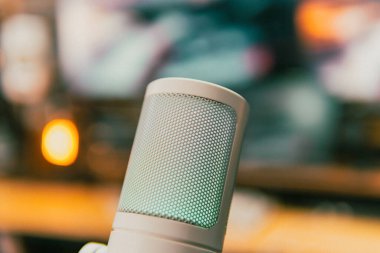 Ortam aydınlatmalı sinematik çalışma alanı, modern teknoloji estetiği ve üretkenlik için yaratıcı bir ruh hali sergiliyor..