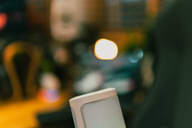 Ortam aydınlatmalı sinematik çalışma alanı, modern teknoloji estetiği ve üretkenlik için yaratıcı bir ruh hali sergiliyor..