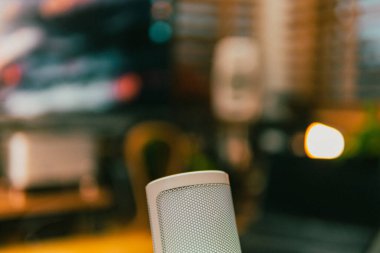 Ortam aydınlatmalı sinematik çalışma alanı, modern teknoloji estetiği ve üretkenlik için yaratıcı bir ruh hali sergiliyor..