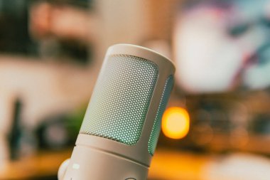 Ortam aydınlatmalı sinematik çalışma alanı, modern teknoloji estetiği ve üretkenlik için yaratıcı bir ruh hali sergiliyor..