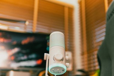 Ortam aydınlatmalı sinematik çalışma alanı, modern teknoloji estetiği ve üretkenlik için yaratıcı bir ruh hali sergiliyor..