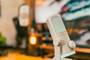 Ortam aydınlatmalı sinematik çalışma alanı, modern teknoloji estetiği ve üretkenlik için yaratıcı bir ruh hali sergiliyor..