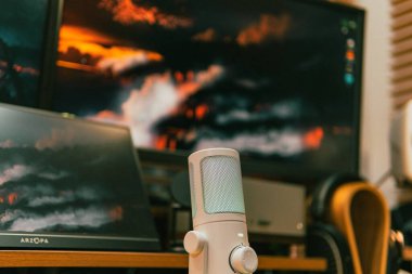 Ortam aydınlatmalı sinematik çalışma alanı, modern teknoloji estetiği ve üretkenlik için yaratıcı bir ruh hali sergiliyor..