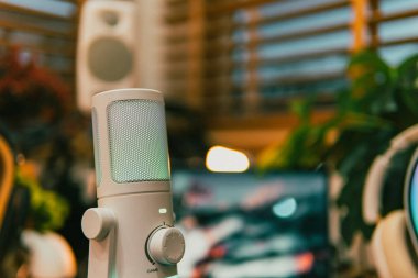 Ortam aydınlatmalı sinematik çalışma alanı, modern teknoloji estetiği ve üretkenlik için yaratıcı bir ruh hali sergiliyor..