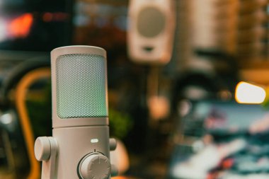 Ortam aydınlatmalı sinematik çalışma alanı, modern teknoloji estetiği ve üretkenlik için yaratıcı bir ruh hali sergiliyor..