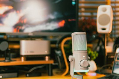 Ortam aydınlatmalı sinematik çalışma alanı, modern teknoloji estetiği ve üretkenlik için yaratıcı bir ruh hali sergiliyor..