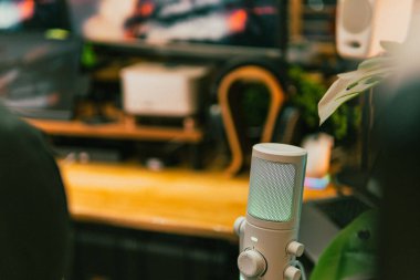 Ortam aydınlatmalı sinematik çalışma alanı, modern teknoloji estetiği ve üretkenlik için yaratıcı bir ruh hali sergiliyor..