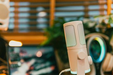 Ortam aydınlatmalı sinematik çalışma alanı, modern teknoloji estetiği ve üretkenlik için yaratıcı bir ruh hali sergiliyor..