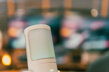 Ortam aydınlatmalı sinematik çalışma alanı, modern teknoloji estetiği ve üretkenlik için yaratıcı bir ruh hali sergiliyor..