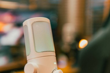 Ortam aydınlatmalı sinematik çalışma alanı, modern teknoloji estetiği ve üretkenlik için yaratıcı bir ruh hali sergiliyor..