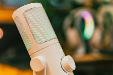 Ortam aydınlatmalı sinematik çalışma alanı, modern teknoloji estetiği ve üretkenlik için yaratıcı bir ruh hali sergiliyor..