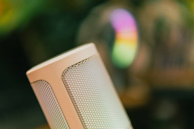 Ortam aydınlatmalı sinematik çalışma alanı, modern teknoloji estetiği ve üretkenlik için yaratıcı bir ruh hali sergiliyor..