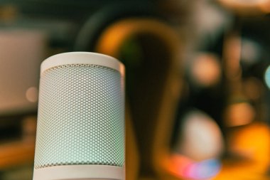 Ortam aydınlatmalı sinematik çalışma alanı, modern teknoloji estetiği ve üretkenlik için yaratıcı bir ruh hali sergiliyor..