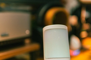 Ortam aydınlatmalı sinematik çalışma alanı, modern teknoloji estetiği ve üretkenlik için yaratıcı bir ruh hali sergiliyor..