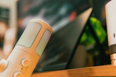 Ortam aydınlatmalı sinematik çalışma alanı, modern teknoloji estetiği ve üretkenlik için yaratıcı bir ruh hali sergiliyor..