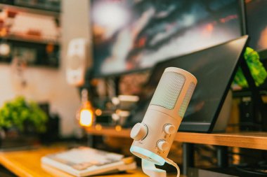 Ortam aydınlatmalı sinematik çalışma alanı, modern teknoloji estetiği ve üretkenlik için yaratıcı bir ruh hali sergiliyor..