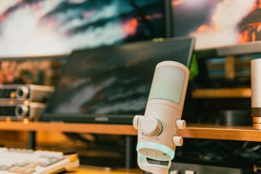 Ortam aydınlatmalı sinematik çalışma alanı, modern teknoloji estetiği ve üretkenlik için yaratıcı bir ruh hali sergiliyor..