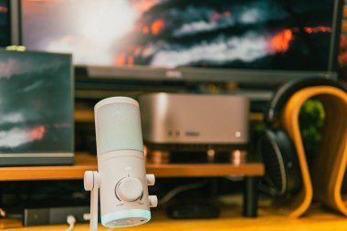 Ortam aydınlatmalı sinematik çalışma alanı, modern teknoloji estetiği ve üretkenlik için yaratıcı bir ruh hali sergiliyor..