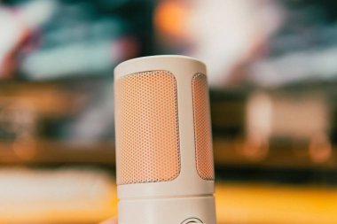 Ortam aydınlatmalı sinematik çalışma alanı, modern teknoloji estetiği ve üretkenlik için yaratıcı bir ruh hali sergiliyor..