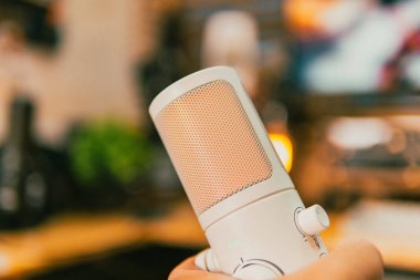 Ortam aydınlatmalı sinematik çalışma alanı, modern teknoloji estetiği ve üretkenlik için yaratıcı bir ruh hali sergiliyor..