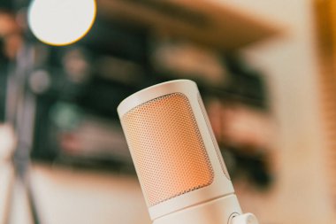 Ortam aydınlatmalı sinematik çalışma alanı, modern teknoloji estetiği ve üretkenlik için yaratıcı bir ruh hali sergiliyor..